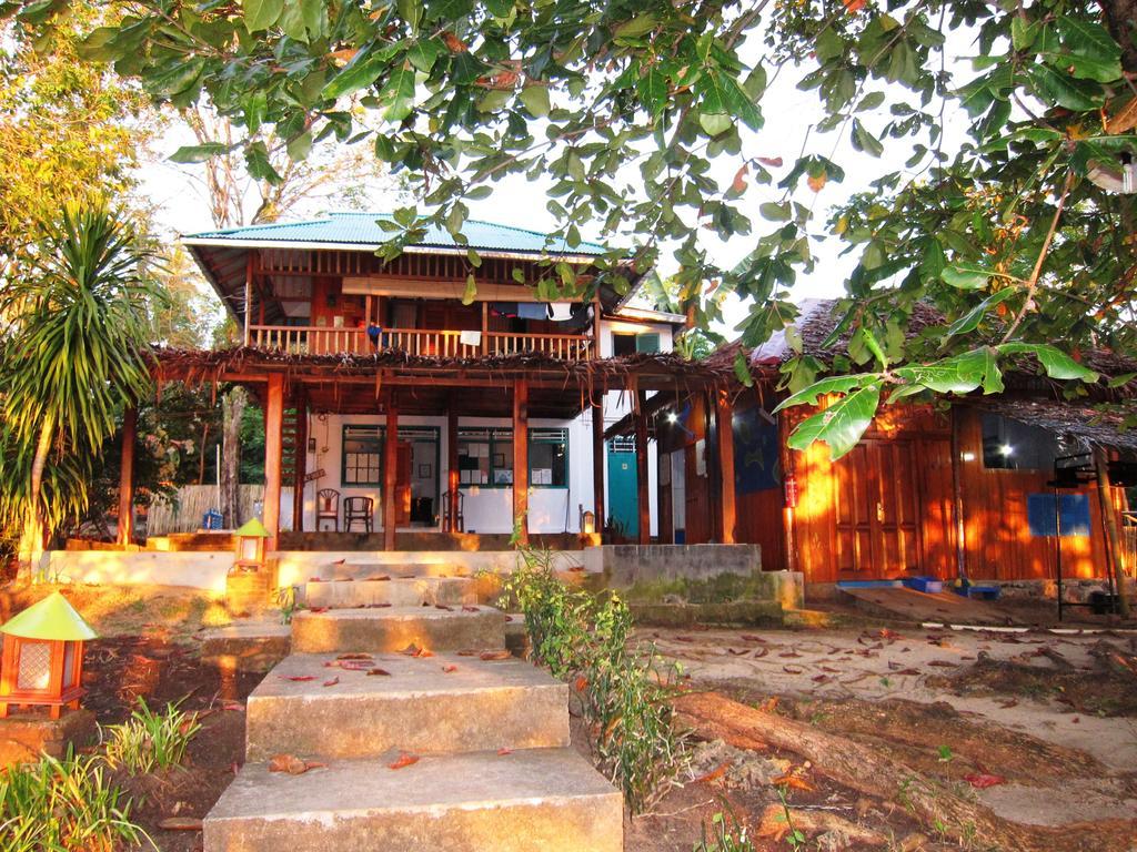 Raja Laut Dive Resort ブナケン エクステリア 写真