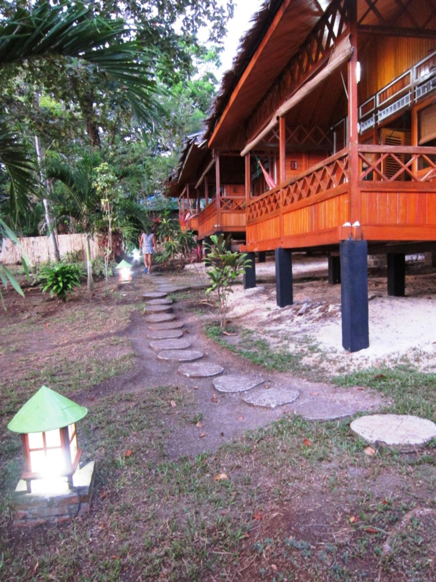 Raja Laut Dive Resort ブナケン エクステリア 写真